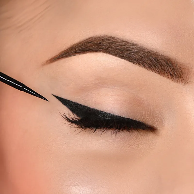 eyeliner anti-age con acido ialuronico in farmacia