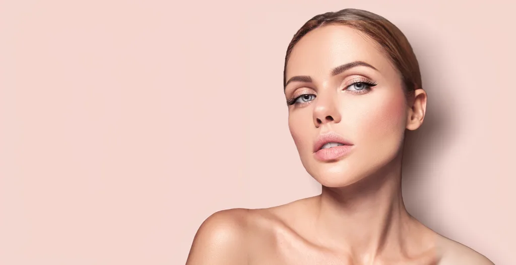 modella con blush rosa guance